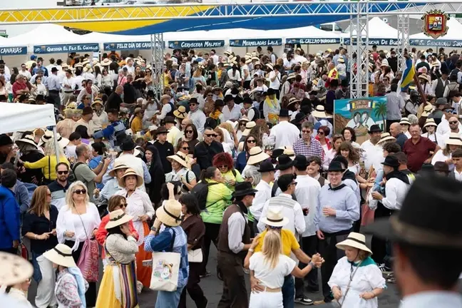 Miles de personas en el municipio de Tinajo disfrutando del d&iacute;a de Canarias.