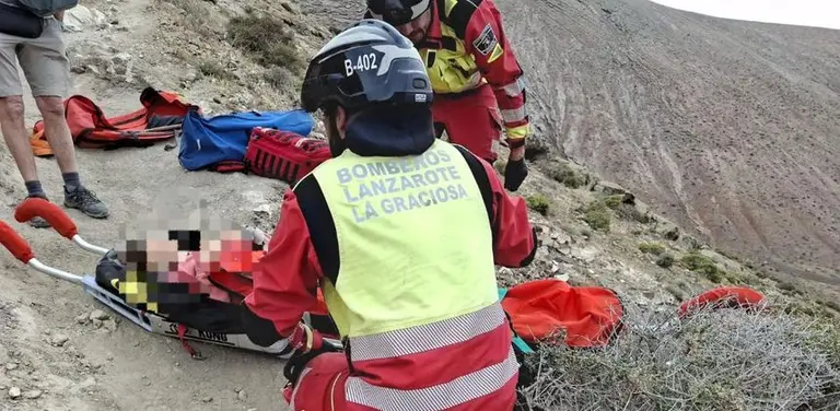 Los bomberos tuvieron que atender a la herida en una zona de dif&iacute;cil acceso.
