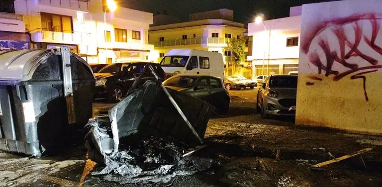 Estado en el que quedaron algunos de los contenedores incendiados en Arrecife.