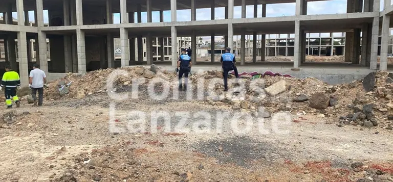 Agentes de la Polic&iacute;a Local de Teguise junto a los operarios dentro del esqueleto 216.