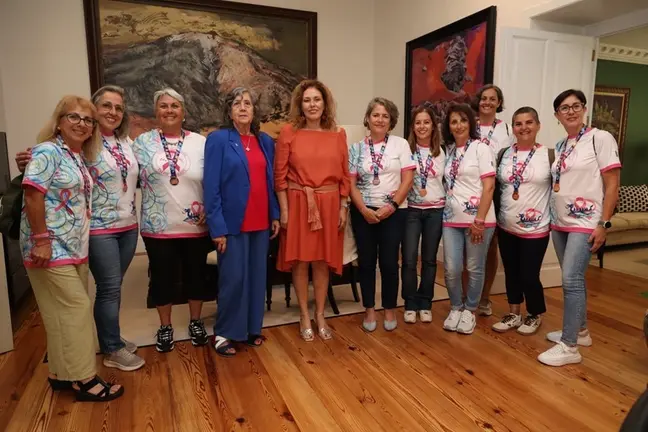 Astrid P&eacute;rez junto a las deportistas de &Aacute;mate Tenerife.