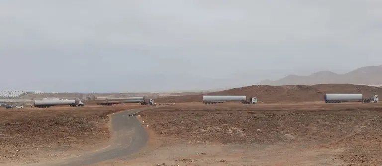 Imagen de los camiones que han transportado este mi&eacute;rcoles la infraestructura hasta Tinajo