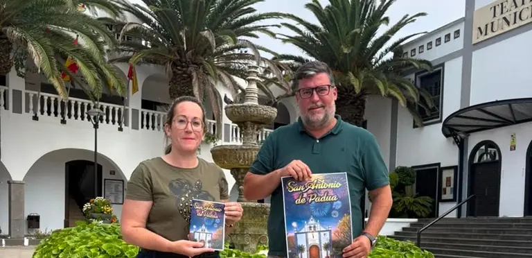Isidro P&eacute;rez y Estefan&iacute;a Luzardo presentando el cartel de las fiestas de G&uuml;ime