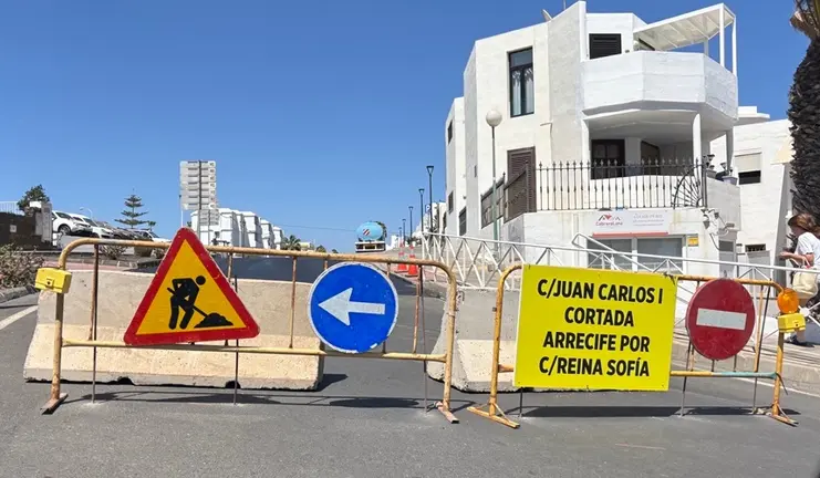 Calle Juan Carlos I cortada.