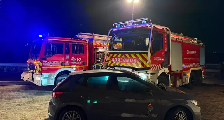 Camiones de los bomberos junto a la vivienda.