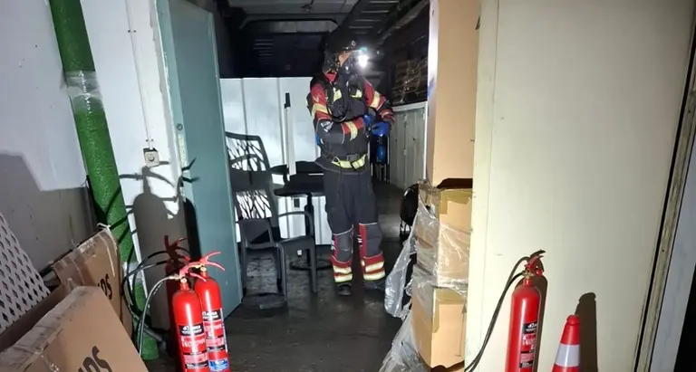 Bombero del Consorcio durante la intervenci&oacute;n.