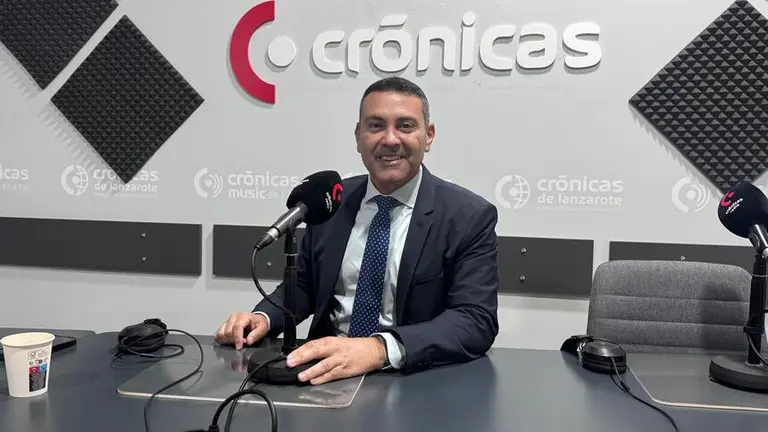 Oswaldo Betancort en los estudios de Cr&oacute;nicas Radio.