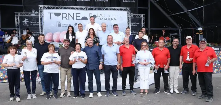 El presidente del Cabildo, Oswaldo Betancort, y los alcaldes de los siete municipios en un d&iacute;a entra&ntilde;able y ventoso en Lanzarote