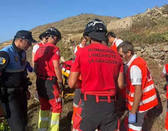 Momento de la asistencia de los bomberos y del personal sanitario