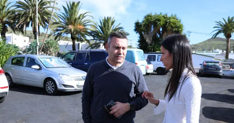 El presidente del Cabildo, Oswaldo Betancort, en Har&iacute;a junto a su consejera de Juventud y secretaria local de Coalici&oacute;n Canaria, Aroa Revelo