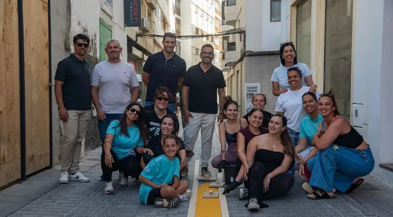 Concejales del Gobierno de Arrecife con los participantes en la creaci&oacute;n de las alfombras