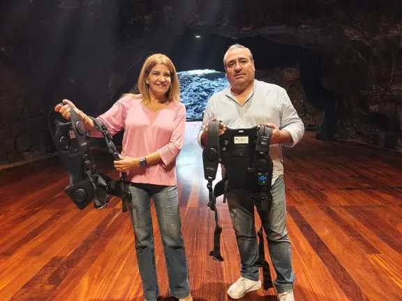 La vicepresidenta, Mar&iacute;a Jes&uacute;s Tovar, junto al consejero de los CACT, &Aacute;ngel V&aacute;zquez.