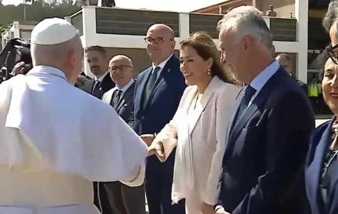 La presidenta del Parlamento, Astrid P&eacute;rez, con el Papa Le&oacute;n XIV.