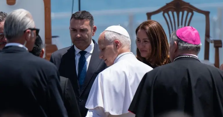 Oswaldo Betancort al lado de la presidenta del Cabildo de Fuerteventura, Lola Garcia, en el momento del saludo al Santo Padre.