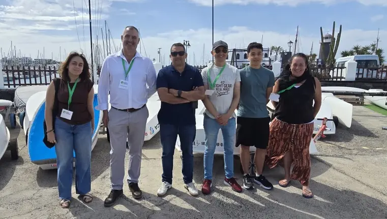 Yon&eacute; Caraballo con el equipo del Comit&eacute; Local de Yaiza de Nueva Canarias en el puerto Marina Rubic&oacute;n.