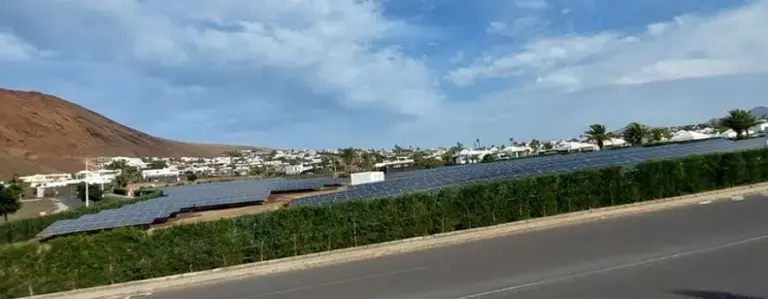 Imagen de una zona de placas solares en Playa Blanca. 