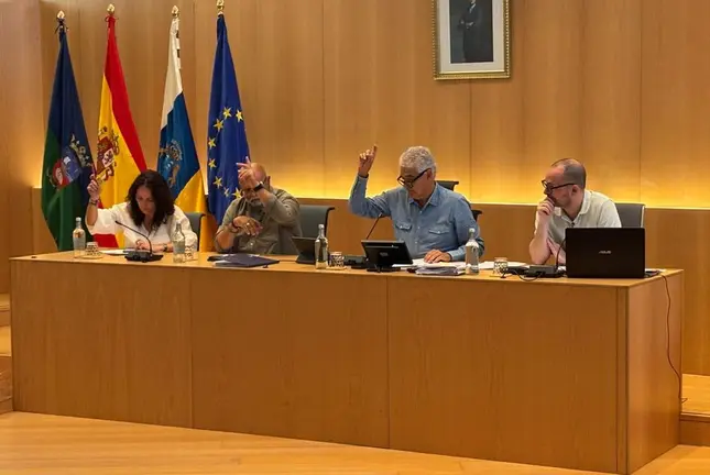 El alcalde y su socio apoyando la medida