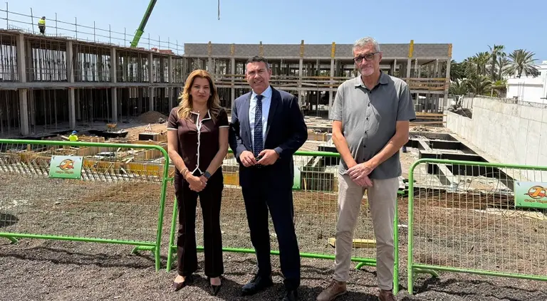 Oswaldo Betancort junto a Mar&iacute;a Jes&uacute;s Tovar y Marci Acu&ntilde;a en las obras que se est&aacute;n realizando en Altavista.