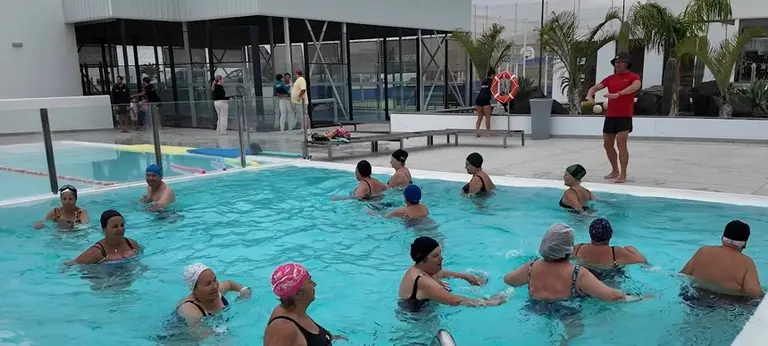 Los mayores nadando en la piscina de Puerto Calero.