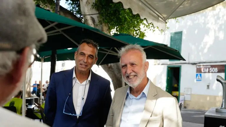&Aacute;ngel V&iacute;ctor Torres y Alfredo Villalba en la plaza de Har&iacute;a este viernes