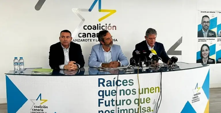 Oswaldo Betancort, Pedro San Gin&eacute;s y Erasmo Garc&iacute;a en una rueda de prensa que hicieron para abordar el tema del Hospital Insular. 