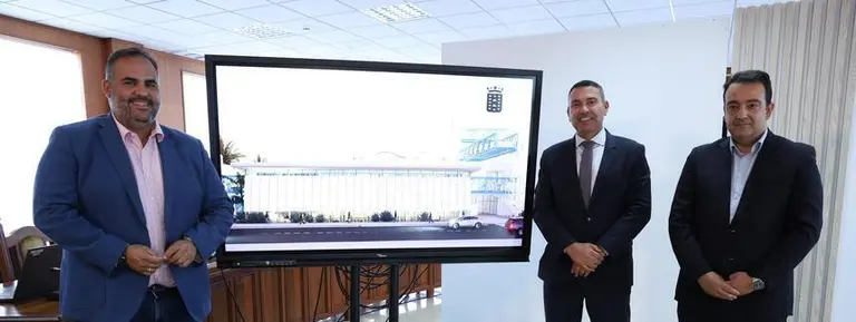 Oswaldo Betancort, Samuel Mart&iacute;n y Jos&eacute; Valle en la presentaci&oacute;n del centro de investigaciones del medio marino.