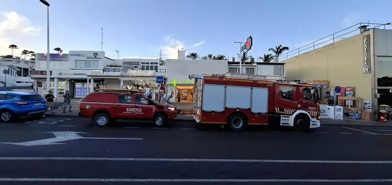 Bomberos del Consorcio de Seguridad y Emergencias junto a la farmacia.