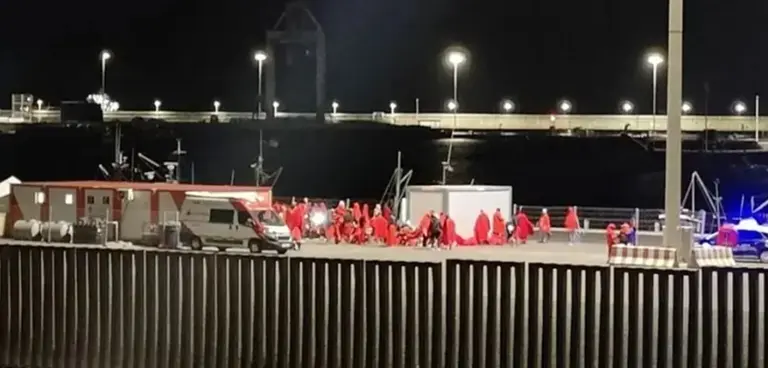 Imagen de la llegada a Puerto Naos de otro grupo de inmigrantes de noche.