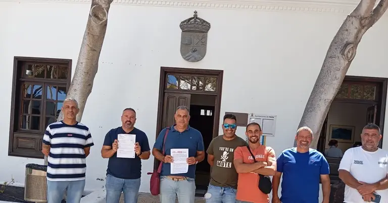 Representantes sindicales en los exteriores del Ayuntamiento de Yaiza.
