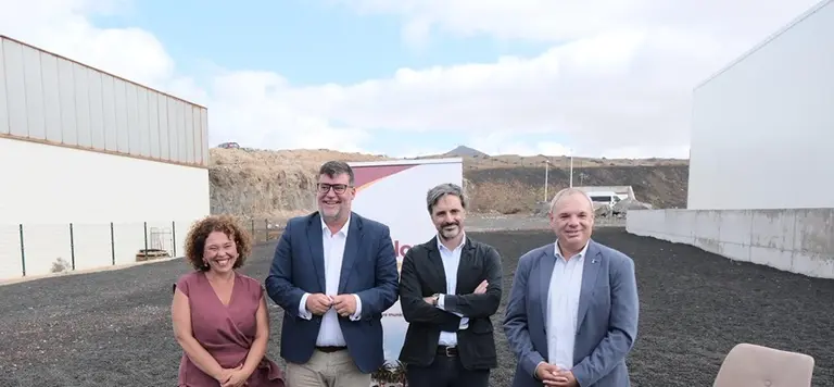 Isidro P&eacute;rez y Marlene Romero junto a los representantes de ILUNION.