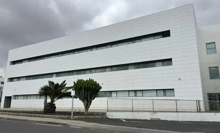 Imagen del edificio que se construy&oacute; al lado del Hospital y que todav&iacute;a no se ha utilizado tras a&ntilde;os de su creaci&oacute;n. 