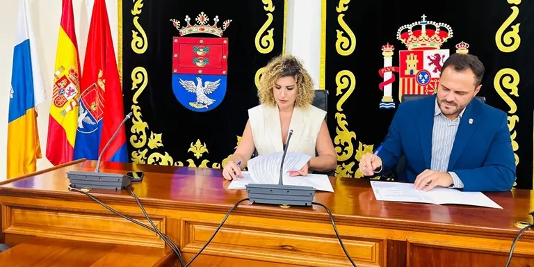 El alcalde de Arrecife Yonathan de Le&oacute;n y la portavoz del PP, y concejala de Deportes, Eli Merino, anuncian la convocatoria de las subvenciones deportivas 