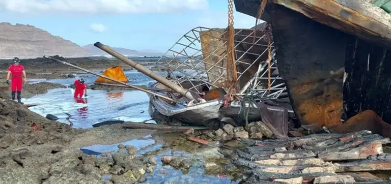 Imagen de otro pesquero que fue robado en Marruecos y termin&oacute; encallado y quemado en las costas de Lanzarote.