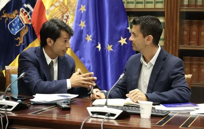 Marcos Bergaz junto al Director General de Infraestructuras Educativas del Gobierno canario Iv&aacute;n Gonz&aacute;lez.