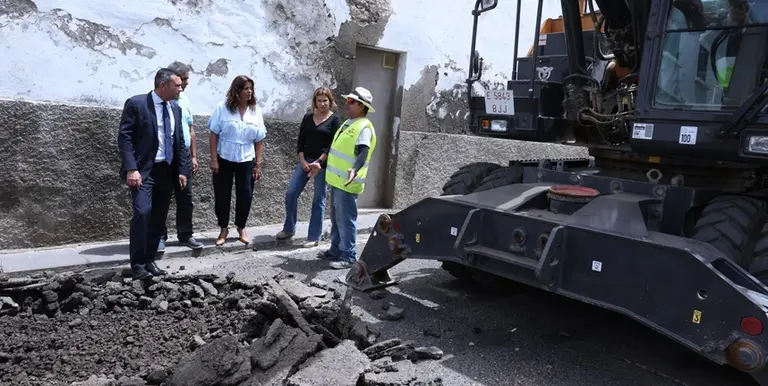 Oswaldo Betancort, Olivia Duque, Mar&iacute;a Jes&uacute;s Tovar y Eugenio Robayna en la calle Jos&eacute; Betancort.