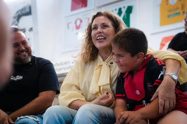 Astrid P&eacute;rez, presidenta del Parlamento de Canarias, en una luchada de Lanzarote.