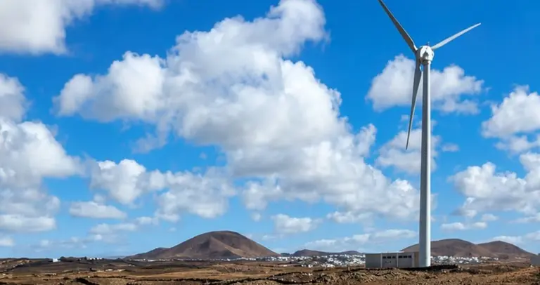 Imagen del molino de viento que se ha instalado en La Santa para el plan de regad&iacute;o.