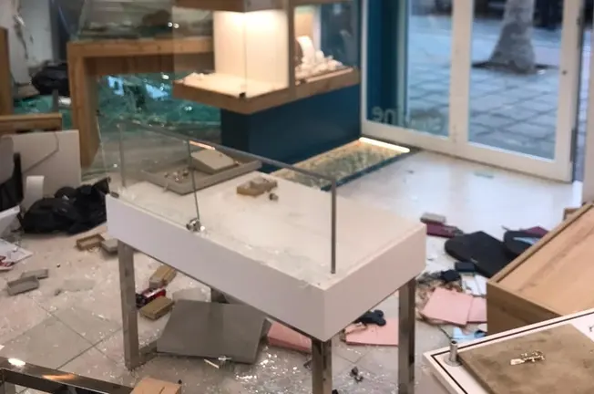 Interior del comercio afectado en Puerto del Carmen por el intento de robo.
