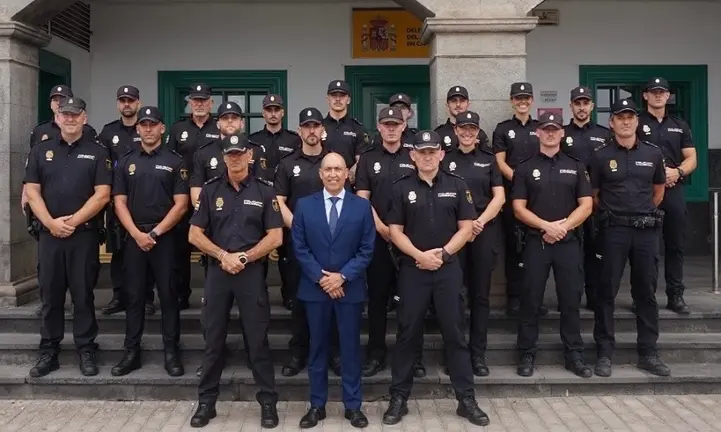 El director insular con los nuevos agentes.