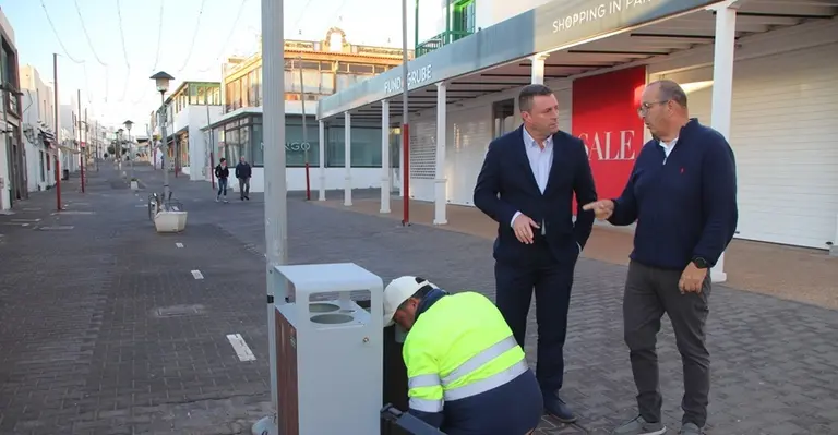 El alcalde de Yaiza y el concejal de Limpieza en una visista a la calle Limones de Playa Blanca.