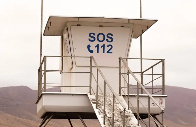 Puesto de vigilancia en la playa de Famara.