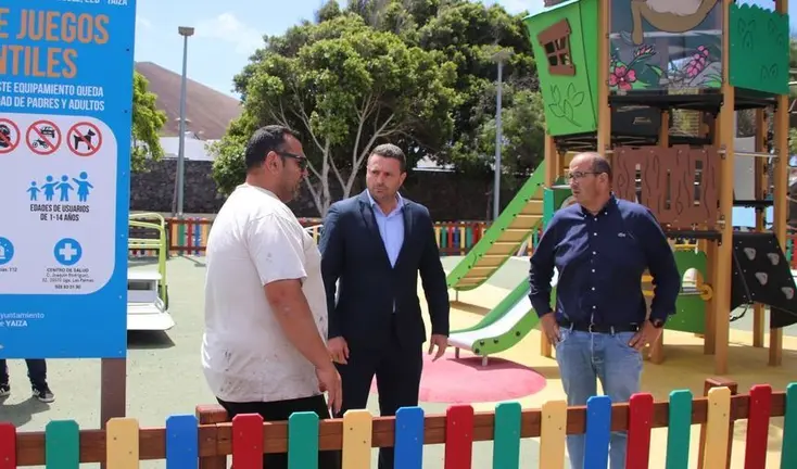 El alcalde de Yaiza escuchando atento las explicaciones sobre la situaci&oacute;n de los parques.