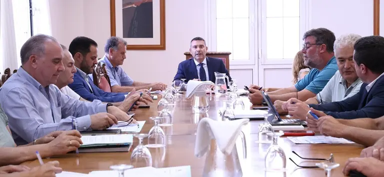 Isidro P&eacute;rez junto al resto de alcaldes en la Asamblea del Consorcio del Agua.