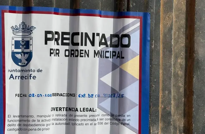 Precinto realizado hoy por agentes de la Polic&iacute;a Local de Arrecife en un taller de Chapa y Pintura en el barrio de Altavista, que carec&iacute;a de licencia 