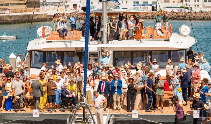 Imagen de la gente que acudi&oacute; este jueves por la ma&ntilde;ana a la presentaci&oacute;n de las embarcaciones en la Marina de Lanzarote