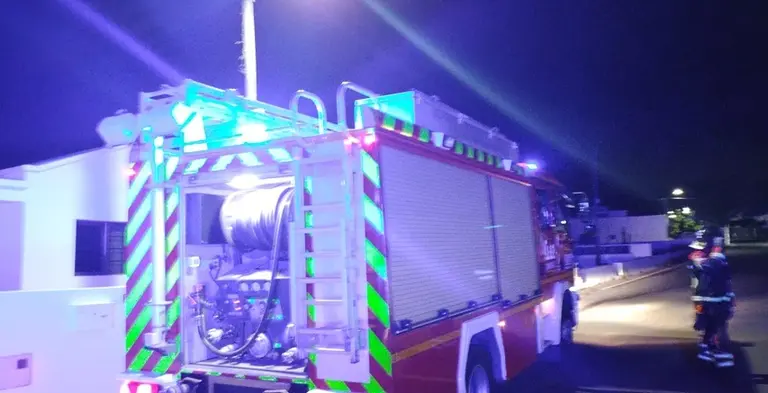 Cami&oacute;n de los bomberos del Consorcio de Seguridad y Emergencias junto a la vivienda.