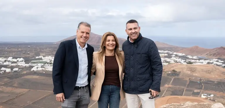 Oswaldo Betancort junto a Mar&iacute;a Jes&uacute;s Tovar y Domingo Cejas.