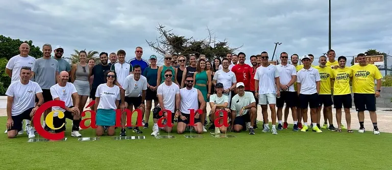 Foto de familia de los participantes en el torneo.