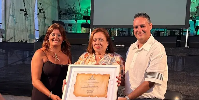 Olivia Duque y Andoni Mach&iacute;n junto a la pregonera de las fiestas de La Graciosa.