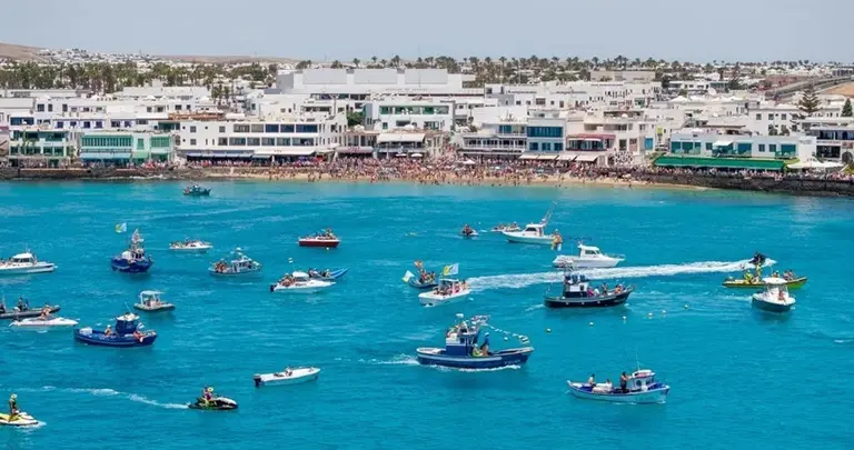 Procesi&oacute;n en las Fiestas del Carmen en Playa Blanca.